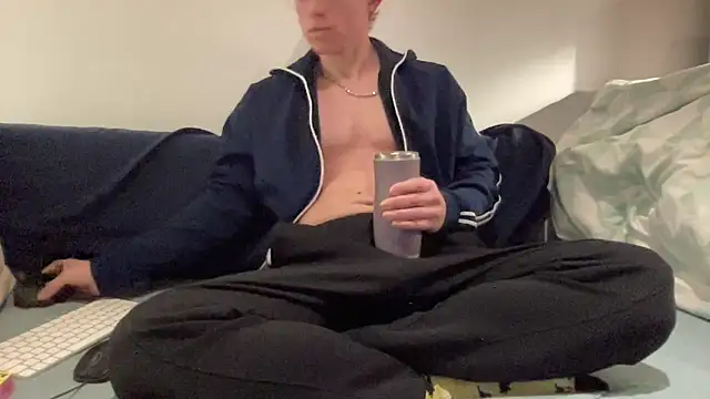 Snapshot of ee_000 chatting on October 25, 2025, 5:30 pm ee 000 online show from October 25, 2025, 5:30 pm