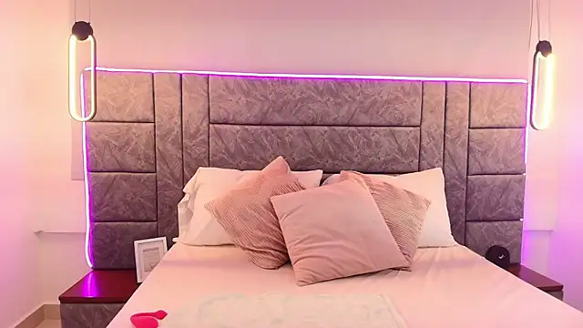 abril  lee   online show from November 15, 2025, 11:29 am