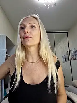 Snapshot of Monna chatting on October 23, 2025, 1:43 pm Monna online show from October 23, 2025, 1:43 pm