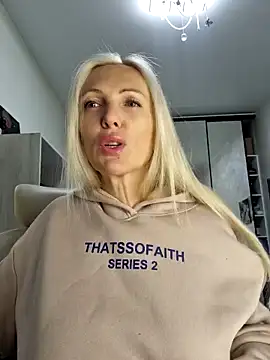 Snapshot of Monna chatting on November 1, 2025, 6:21 pm Monna online show from November 1, 2025, 6:21 pm