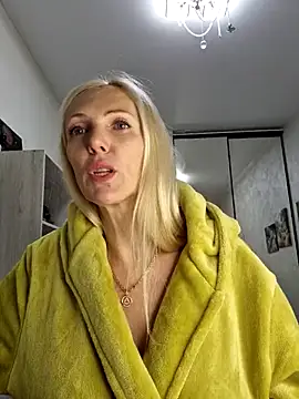 Snapshot of Monna chatting on November 5, 2025, 2:39 pm Monna online show from November 5, 2025, 2:39 pm