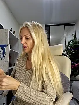 Snapshot of Monna chatting on December 19, 2025, 4:03 pm Monna online show from December 19, 2025, 4:03 pm