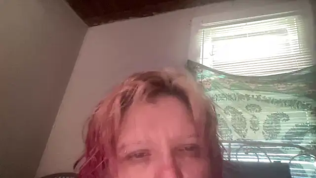 Snapshot of g0lden_are0las89 chatting on June 10, 2026, 9:57 pm g0lden are0las89 online show from June 10, 2026, 9:57 pm