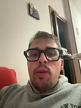 Snapshot of Cazzo1921 chatting on May 20, 2026, 9:32 pm Cazzo1921 online show from May 20, 2026, 9:32 pm