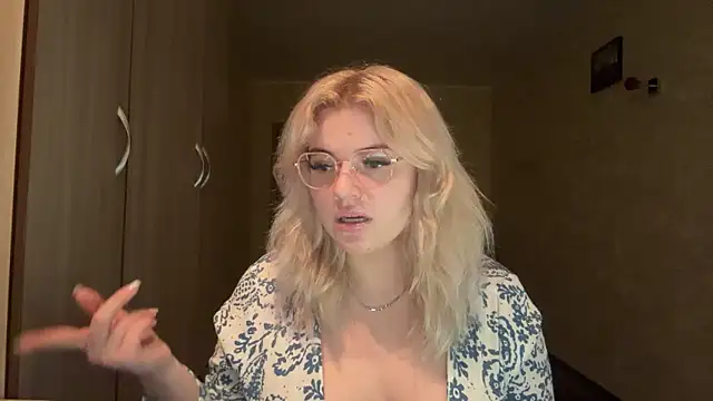 sunshinyflash online show from November 11, 2025, 5:13 pm