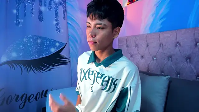 Snapshot of MaxiWildd chatting on February 4, 2026, 12:33 pm MaxiWildd online show from February 4, 2026, 12:33 pm