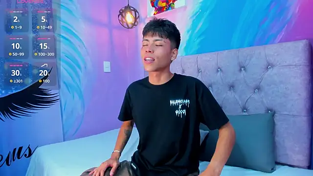 Snapshot of MaxiWildd chatting on March 26, 2026, 1:06 pm MaxiWildd online show from March 26, 2026, 1:06 pm