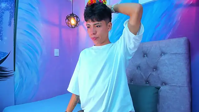 Snapshot of MaxiWildd chatting on April 7, 2026, 1:11 pm MaxiWildd online show from April 7, 2026, 1:11 pm