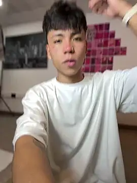 Snapshot of MaxiWildd chatting on April 9, 2026, 1:05 pm MaxiWildd online show from April 9, 2026, 1:05 pm