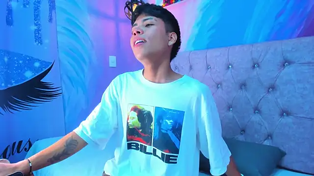 Snapshot of MaxiWildd chatting on April 14, 2026, 1:28 pm MaxiWildd online show from April 14, 2026, 1:28 pm