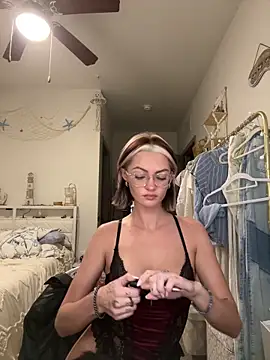 imtessaxoxo online show from November 6, 2025, 3:40 am