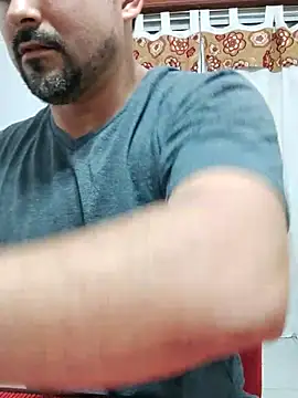 Snapshot of Bradd_32 chatting on November 10, 2025, 1:48 am Bradd 32 online show from November 10, 2025, 1:48 am