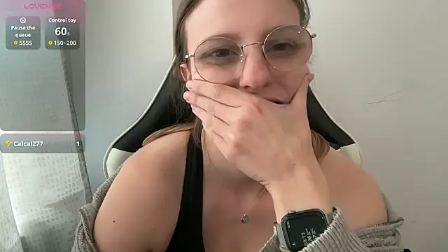 BustyKellyXXX online show from April 1, 2026, 1:23 pm