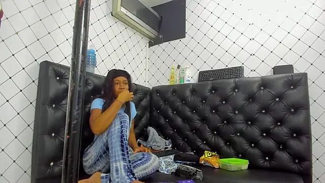 EMMA SANTANA online show from November 18, 2025, 7:40 pm