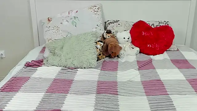 yourkriss new1 online show from February 7, 2026, 3:38 pm