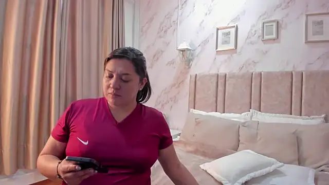 Snapshot of Paula_And chatting on October 19, 2025, 7:47 pm Paula And online show from October 19, 2025, 7:47 pm