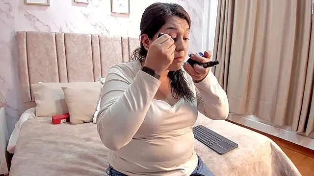 Snapshot of Paula_And chatting on October 23, 2025, 7:56 pm Paula And online show from October 23, 2025, 7:56 pm