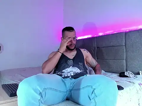 Snapshot of Edy_coltt chatting on October 22, 2025, 2:39 pm Edy coltt online show from October 22, 2025, 2:39 pm