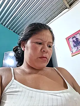 Snapshot of hotmom33 chatting on November 6, 2025, 11:11 am hotmom33 online show from November 6, 2025, 11:11 am