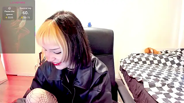 Snapshot of LiyaLuna chatting on November 3, 2025, 10:49 am LiyaLuna online show from November 3, 2025, 10:49 am