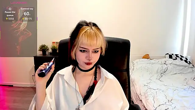 Snapshot of LiyaLuna chatting on November 19, 2025, 10:48 am LiyaLuna online show from November 19, 2025, 10:48 am