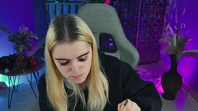 Snapshot of Stef_Nicks chatting on October 6, 2025, 6:22 am Stef Nicks online show from October 6, 2025, 6:22 am