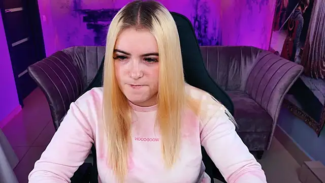 Snapshot of Stef_Nicks chatting on October 13, 2025, 9:09 am Stef Nicks online show from October 13, 2025, 9:09 am