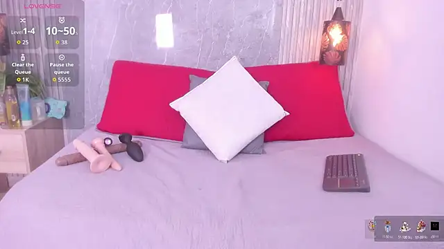 Lucia Guzman1 online show from December 3, 2025, 1:13 am