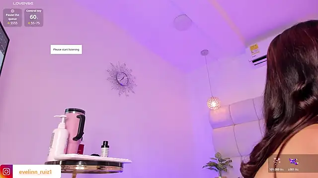 Evelinn Ruiz online show from November 14, 2025, 7:56 pm