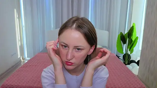 Snapshot of LuluChiiii chatting on November 14, 2025, 10:47 am LuluChiiii online show from November 14, 2025, 10:47 am