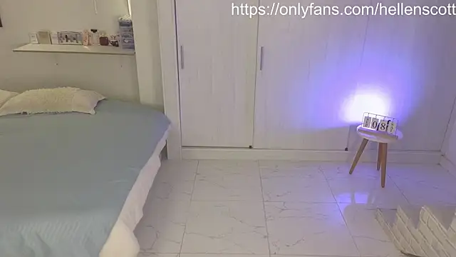 Snapshot of HellennScott chatting on September 9, 2025, 12:21 am HellennScott online show from September 9, 2025, 12:21 am