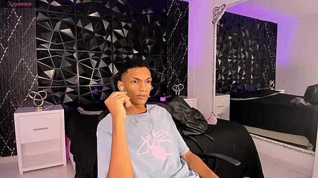 Snapshot of JulienSaint chatting on February 19, 2026, 12:23 pm JulienSaint online show from February 19, 2026, 12:23 pm