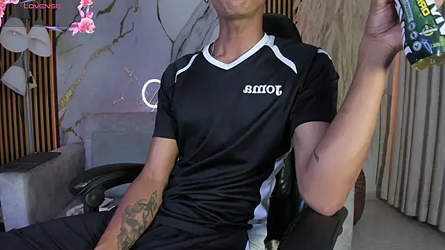 Snapshot of JulienSaint chatting on March 6, 2026, 12:23 pm JulienSaint online show from March 6, 2026, 12:23 pm