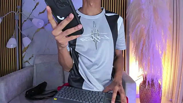 Snapshot of JulienSaint chatting on March 7, 2026, 1:30 pm JulienSaint online show from March 7, 2026, 1:30 pm