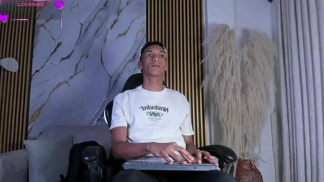 Snapshot of JulienSaint chatting on April 5, 2026, 12:13 pm JulienSaint online show from April 5, 2026, 12:13 pm