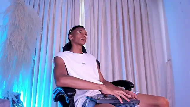 Snapshot of JulienSaint chatting on April 12, 2026, 11:48 am JulienSaint online show from April 12, 2026, 11:48 am