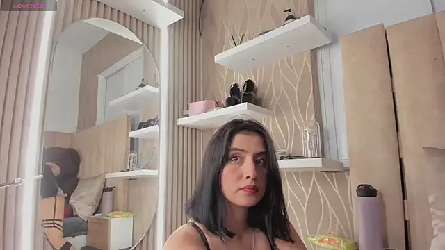 Melani Rosse online show from October 26, 2025, 5:02 am