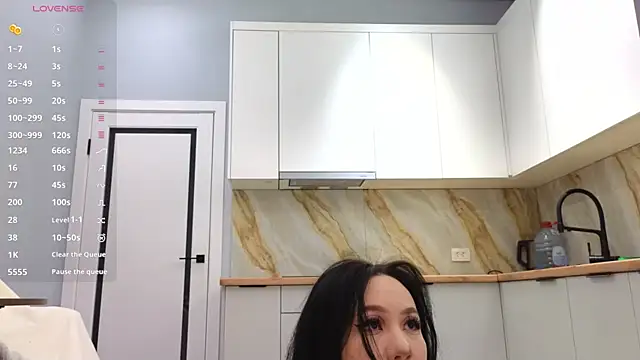 lunajii online show from April 13, 2026, 1:55 am