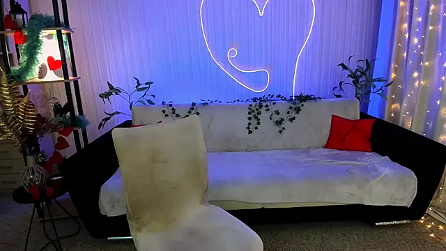 AlluringLookk online show from June 6, 2026, 4:33 pm
