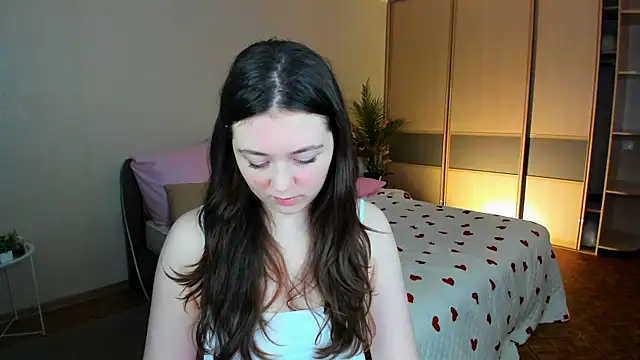 AlluringLookk online show from June 24, 2026, 4:39 pm