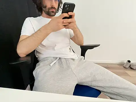 Snapshot of Frankieyyy1 chatting on May 15, 2026, 3:08 pm Frankieyyy1 online show from May 15, 2026, 3:08 pm