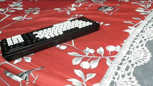 angelainparis28 online show from September 11, 2025, 6:57 am