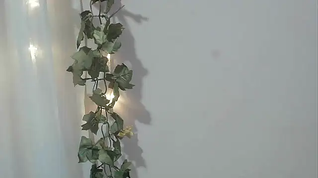 angelainparis28 online show from November 13, 2025, 7:18 am