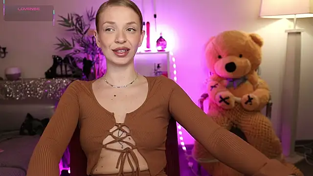 NovaHollisx online show from April 6, 2026, 4:46 am