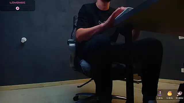 EnzoRace online show from October 7, 2025, 4:42 am