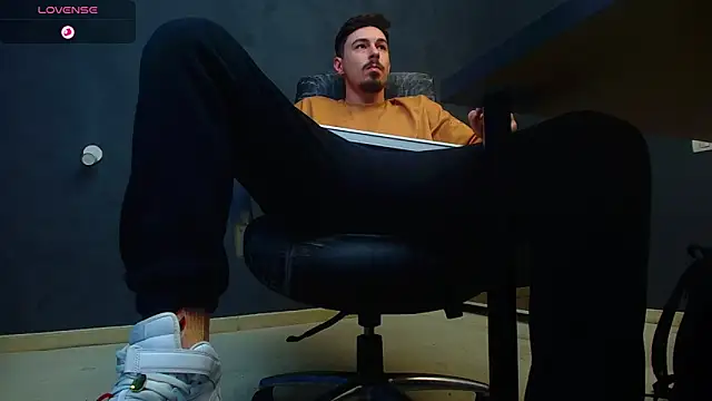 EnzoRace online show from October 9, 2025, 5:27 am