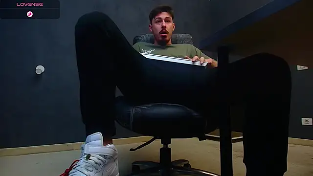 EnzoRace online show from October 13, 2025, 5:29 am