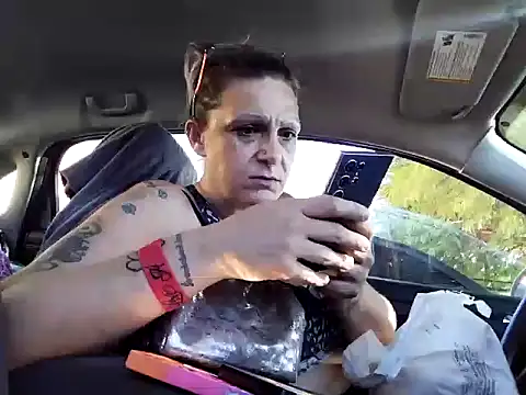 Snapshot of SparklesB1tch chatting on September 22, 2025, 11:07 pm SparklesB1tch online show from September 22, 2025, 11:07 pm