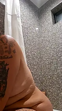 Snapshot of SparklesB1tch chatting on November 13, 2025, 5:50 am SparklesB1tch online show from November 13, 2025, 5:50 am