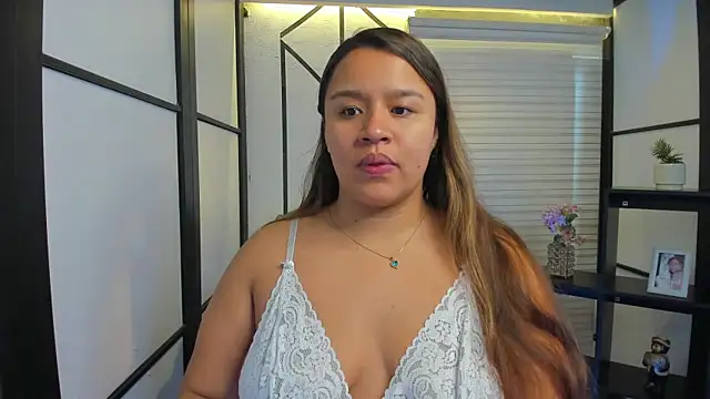 ElaBourn  online show from December 5, 2025, 2:58 pm